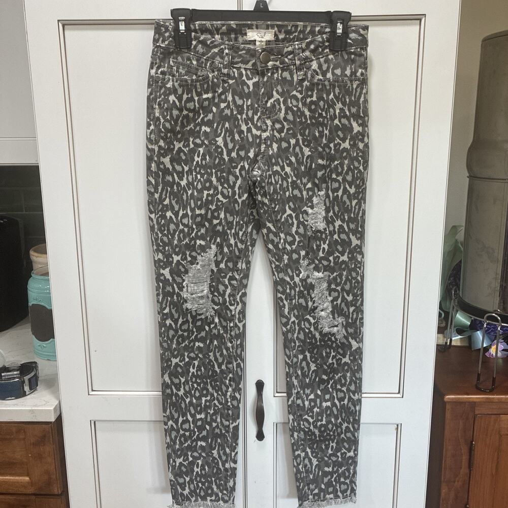 New Easel Mid Rise Skinny Jeans Women's Size SMALL Fray Hem Cheetah Pants Denim
